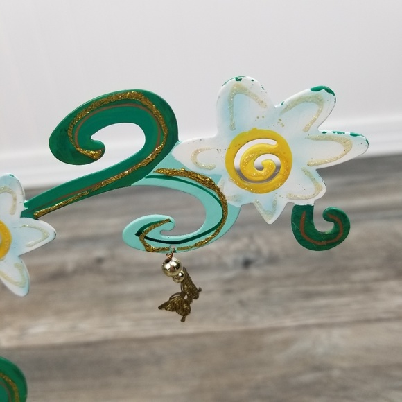 FANCIFUL FLIGHTS Daisy Ornament Stand - Picture 3 of 6